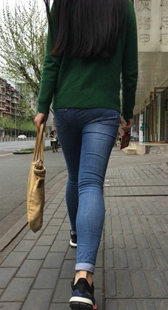 街拍紧身牛仔裤少女