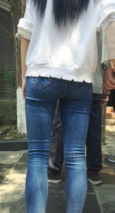 紧臀牛仔裤学妹