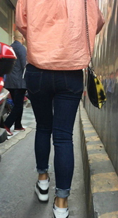 街拍紧牛仔裤少女