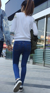 街拍长发紧牛少妇