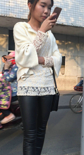 街拍紧皮裤小美女