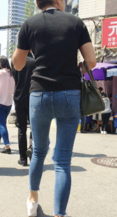 牛仔裤饱满翘臀少妇