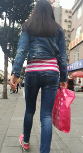 街拍牛仔套装少妇视频