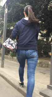 紧身牛仔饱满丰臀少妇超会扭