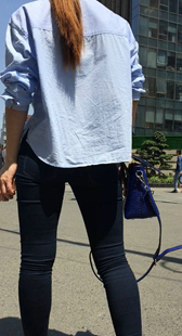 街拍紧黑牛仔宽臀少妇