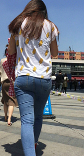 街拍翘臀饱满牛仔裤