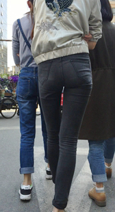 街拍黑牛仔深勾少妇