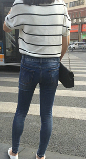 街拍紧牛细长腿少女