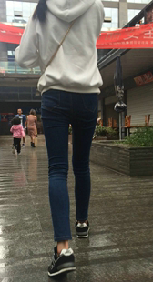 街拍包臀少女待开发