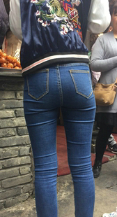 街拍大屁股牛仔裤美女