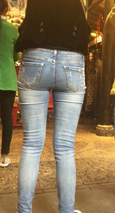 超紧牛仔大屁股两少妇