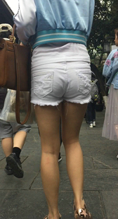 街拍白短裤长腿少妇