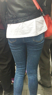 街拍超紧牛仔裤少妇