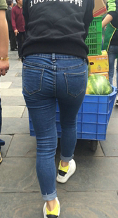 牛仔裤紧臀少妇