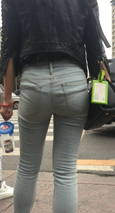 紧身灰牛少妇等车