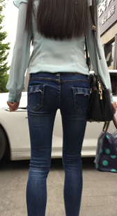 街拍黑牛仔裤深沟少女