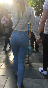 细腰紧臀牛仔裤真会扭