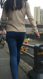 傍晚紧身牛仔少妇