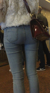 饱满包臀灰牛仔少妇