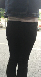 黑紧裤少妇等公交