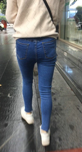 街拍蓝牛仔少妇
