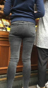 饱满翘臀黑牛仔少妇