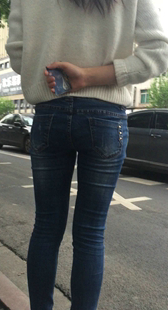 街拍紧牛包臀少女