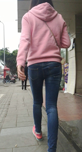 紧身牛仔小妹身材一般