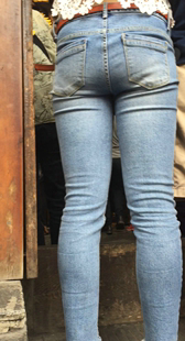 街拍紧身牛仔长腿少妇