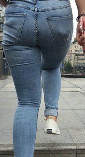 紧身蓝牛肥臀少妇