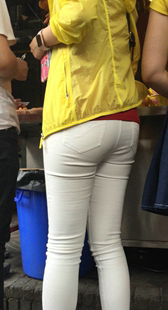 性感翘臀白裤美少妇