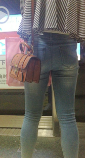 地铁紧臀蓝牛少妇