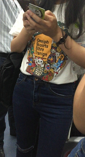 地铁牛仔紧三角美女