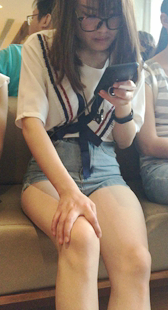 紧身热裤长腿眼镜妹