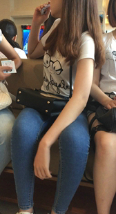 候车室紧身蓝牛少妇