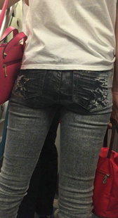 包臀灰紧牛仔裤小妹