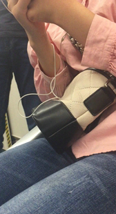 地铁蓝牛美女玩手机