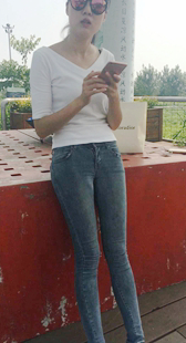 模拍小艳第一季紧身灰牛宽大臀