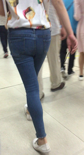 地铁蓝牛紧臀小少妇