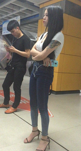 高跟肥臀牛仔裤美女