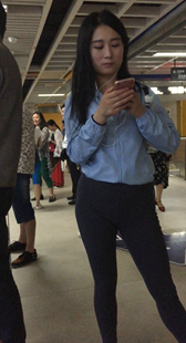 地铁黑裤肥臀美女