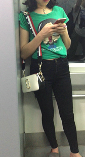 地铁黑牛肥三角少妇