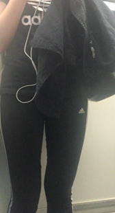 地铁紧身健美裤紧少妇