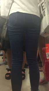 地铁包臀黑牛仔裤少妇