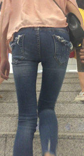 跟拍地铁紧牛仔少妇