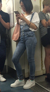 地铁背带蓝牛前后三角特写