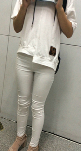 地铁站紧身白裤少女