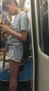 地铁牛仔短裤子少女