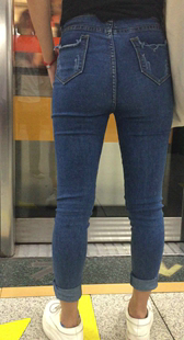 地铁包臀牛仔裤少妇