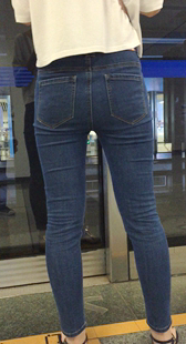 地铁站包臀牛仔裤熟女